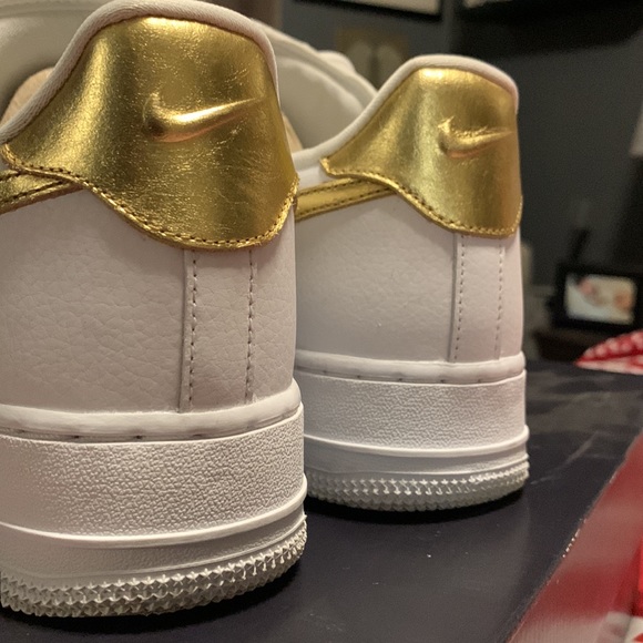 Nike Air Force 1 Gold Metallic Gold - Picture 11 of 11